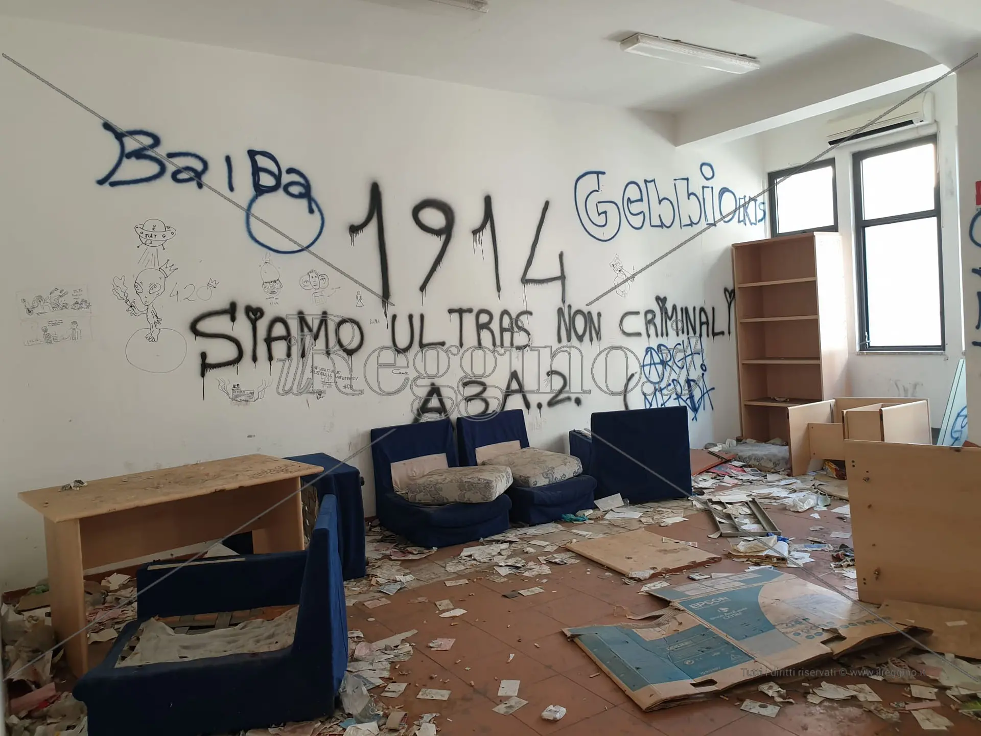 I vandali, il degrado, l'abbandono: a Gebbione l'edificio simbolo dell'incuria e della vergogna