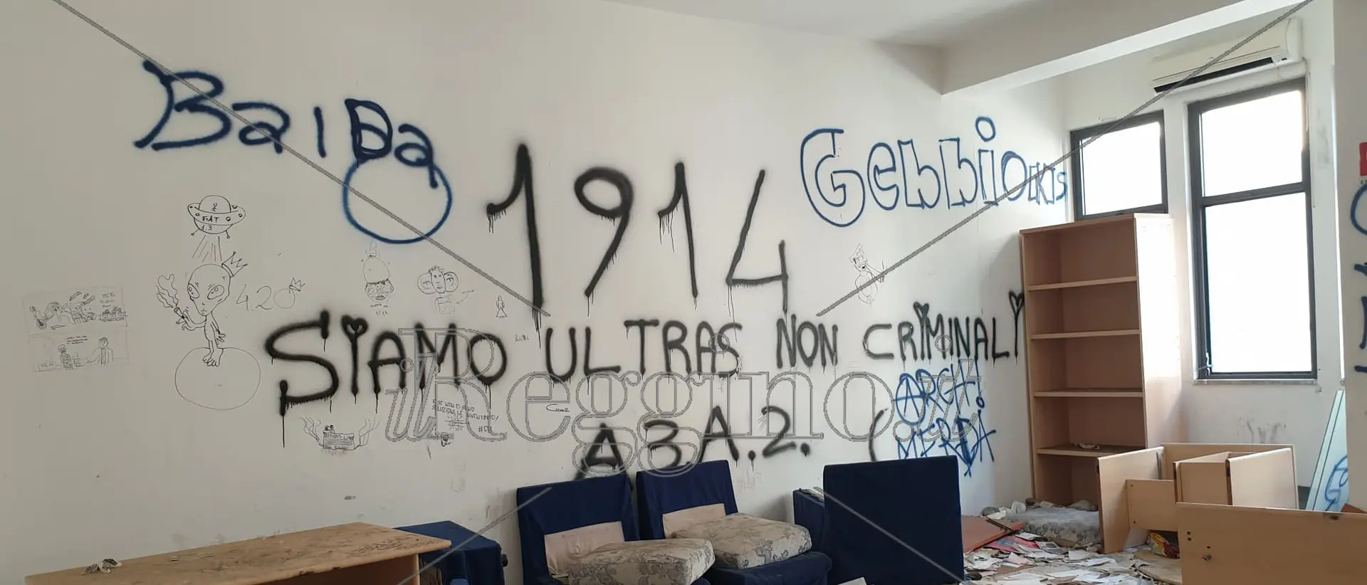 I vandali, il degrado, l'abbandono: a Gebbione l'edificio simbolo dell'incuria e della vergogna
