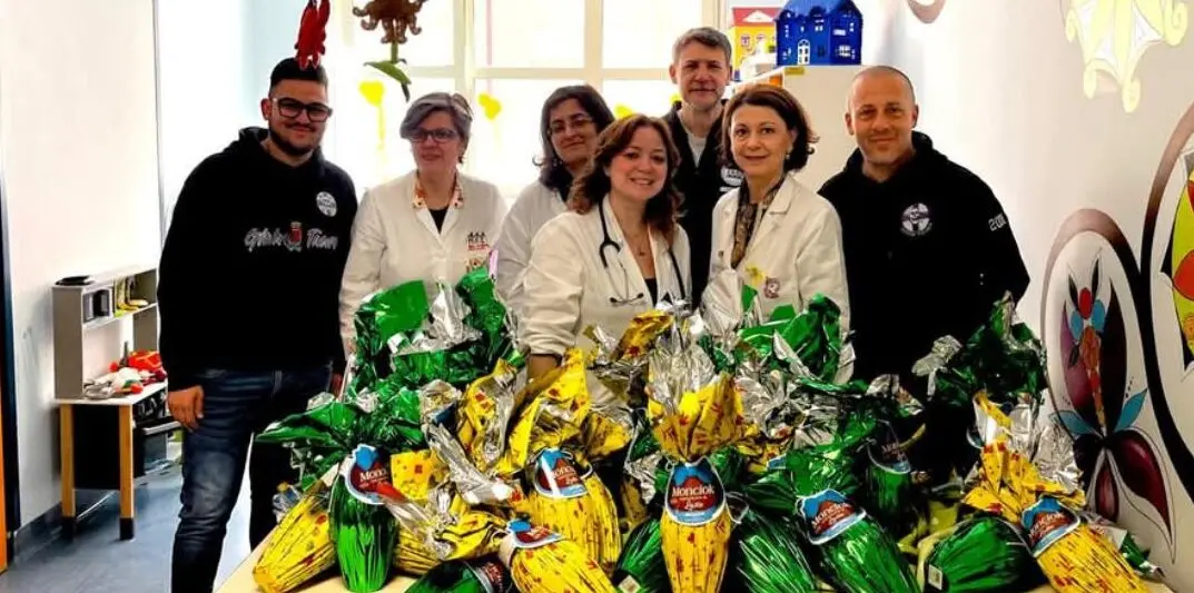 Reggio, i tifosi della Gioiese donano uova di pasqua al reparto di oncologia dell'ospedale Morelli