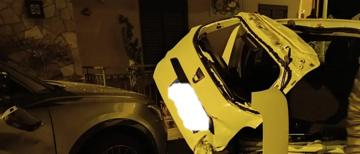 Notte di paura a Villa San Giovanni: auto si capovolge e travolge tre vetture parcheggiate - FOTO