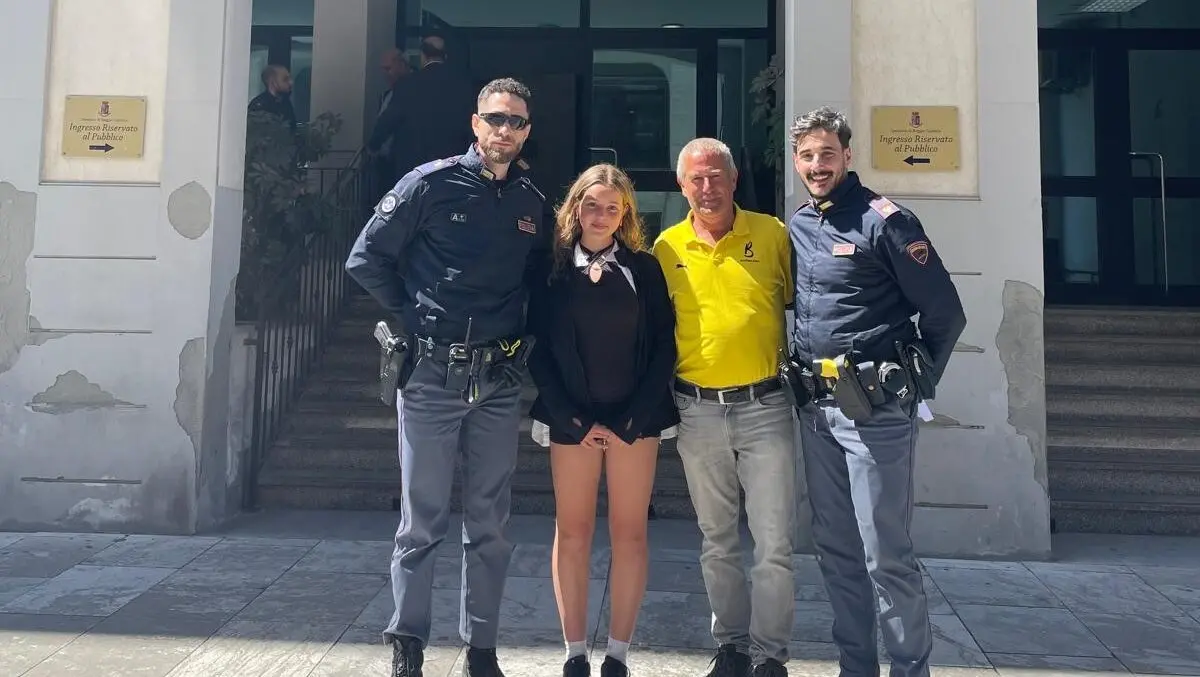 Turista tedesca derubata in spiaggia, Polizia ritrova borsa con i documenti in tempo record