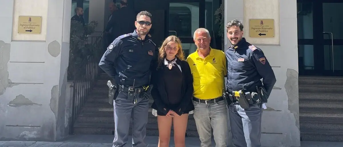 Turista tedesca derubata in spiaggia, Polizia ritrova borsa con i documenti in tempo record