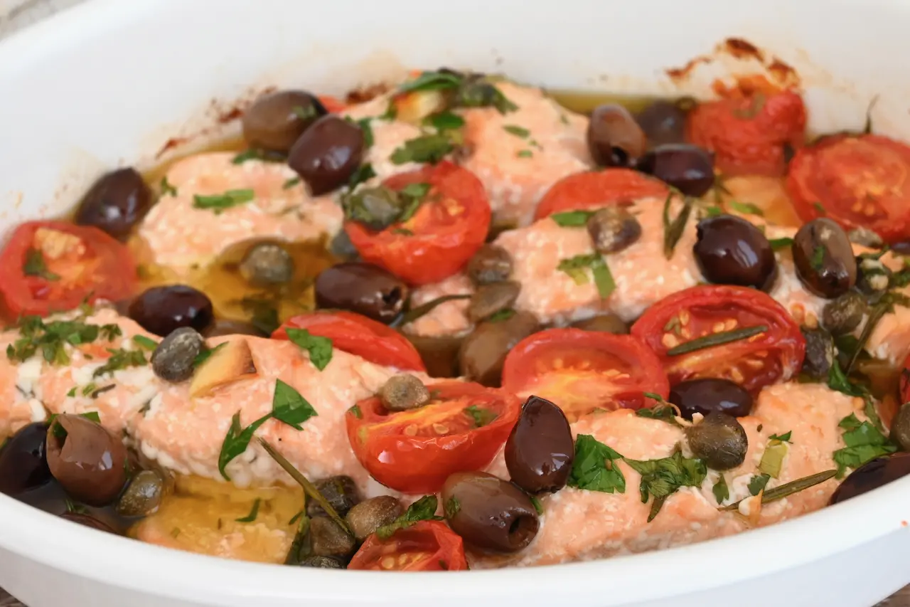 LA RICETTA DEL GIORNO | Filetti di salmone alla mediterranea, un piatto versatile e salutare