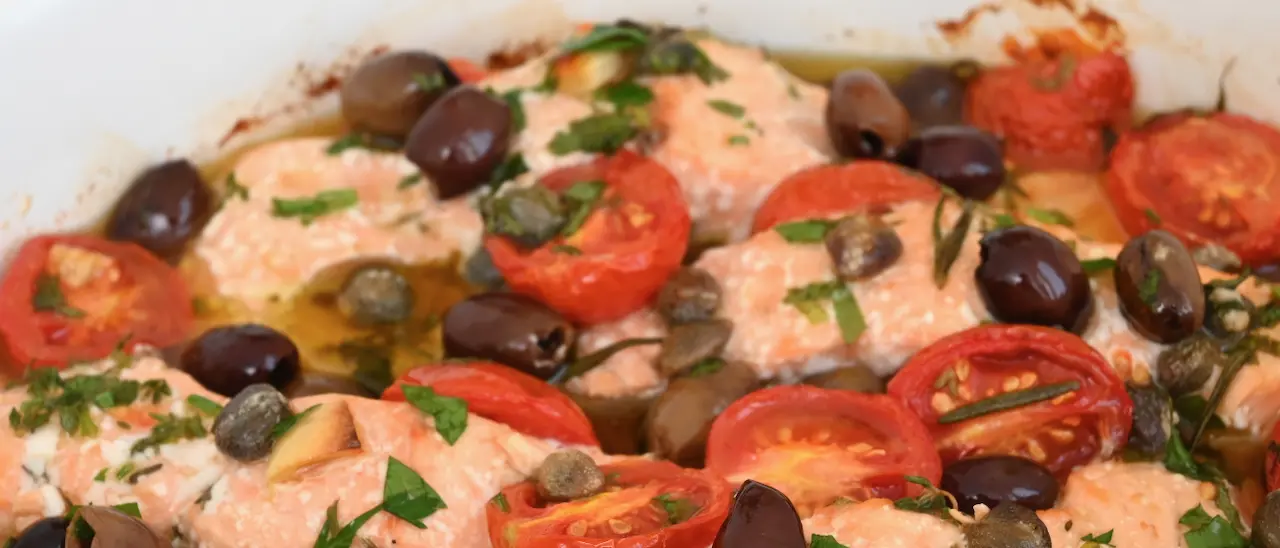 LA RICETTA DEL GIORNO | Filetti di salmone alla mediterranea, un piatto versatile e salutare