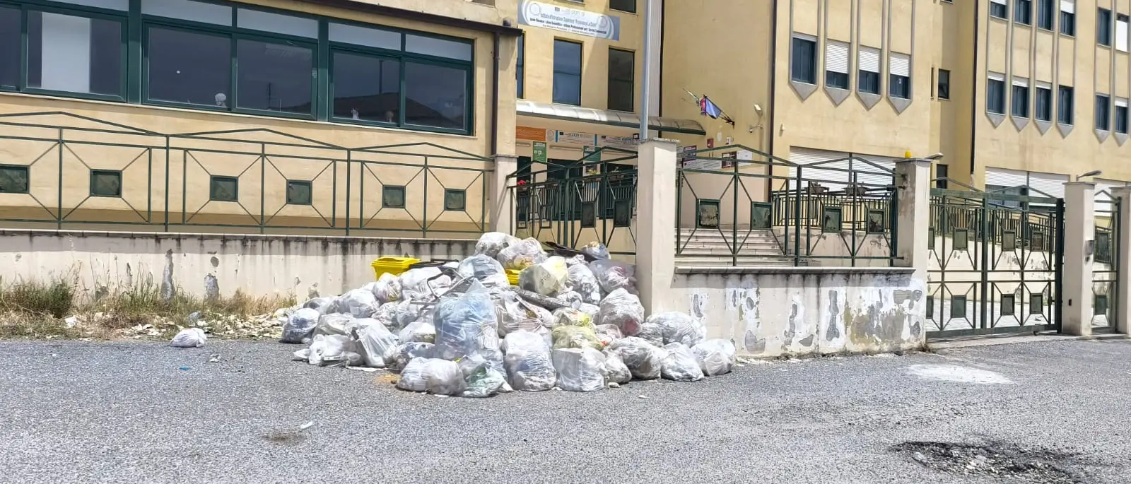 Il gruppo consiliare SiAmo Bovalino denuncia degrado e incuria davanti Istituto superiore “F. La Cava”