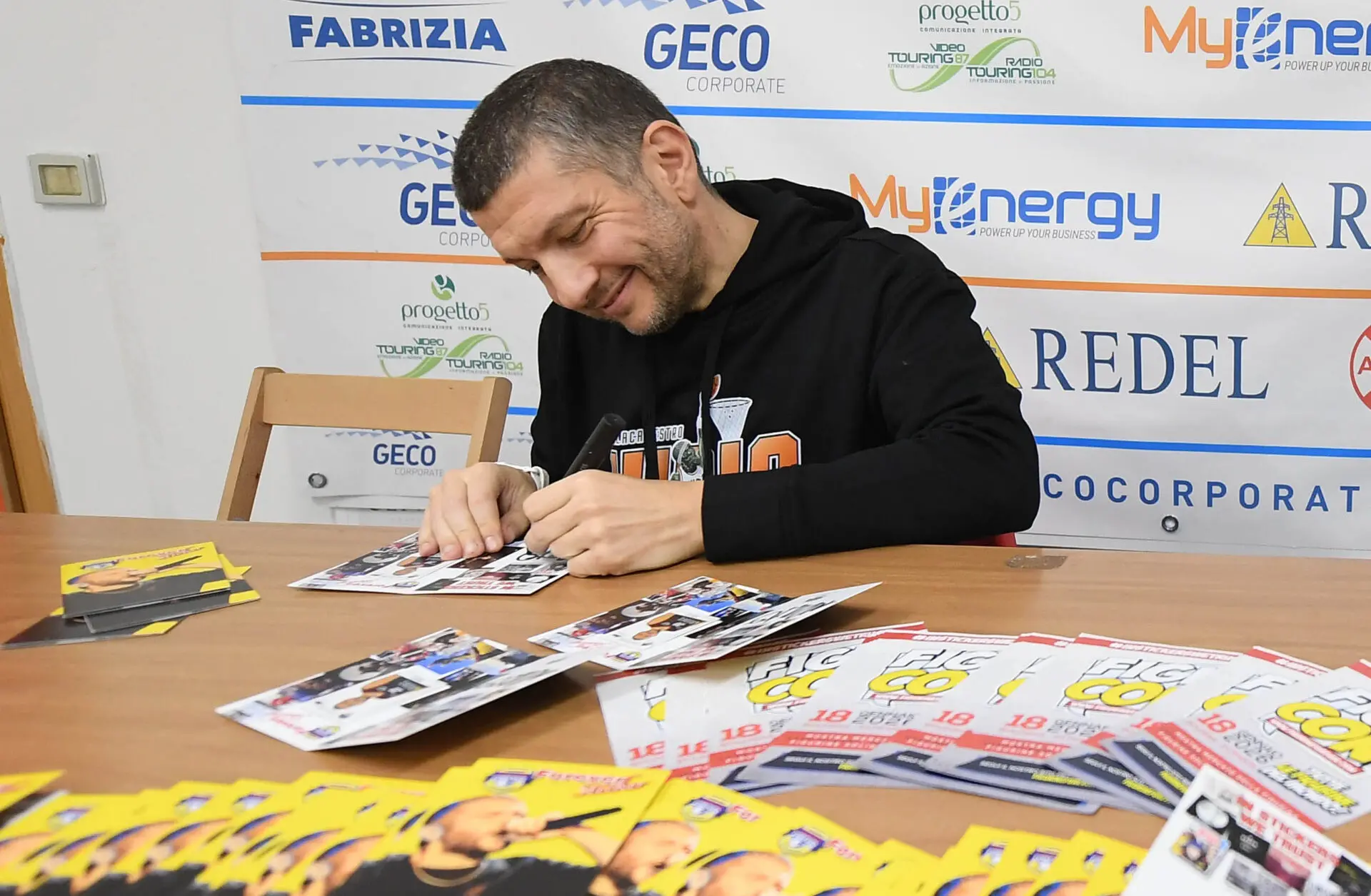 Reggio, il rapper Kento in neroarancio per una iniziativa solidale