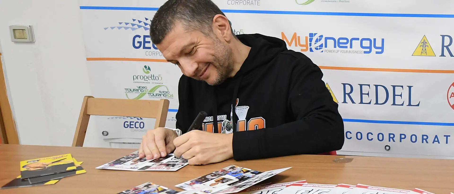 Reggio, il rapper Kento in neroarancio per una iniziativa solidale