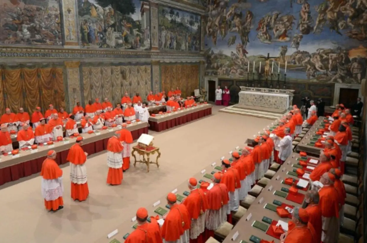 Il conclave continua: è nera la prima fumata sulla Cappella Sistina
