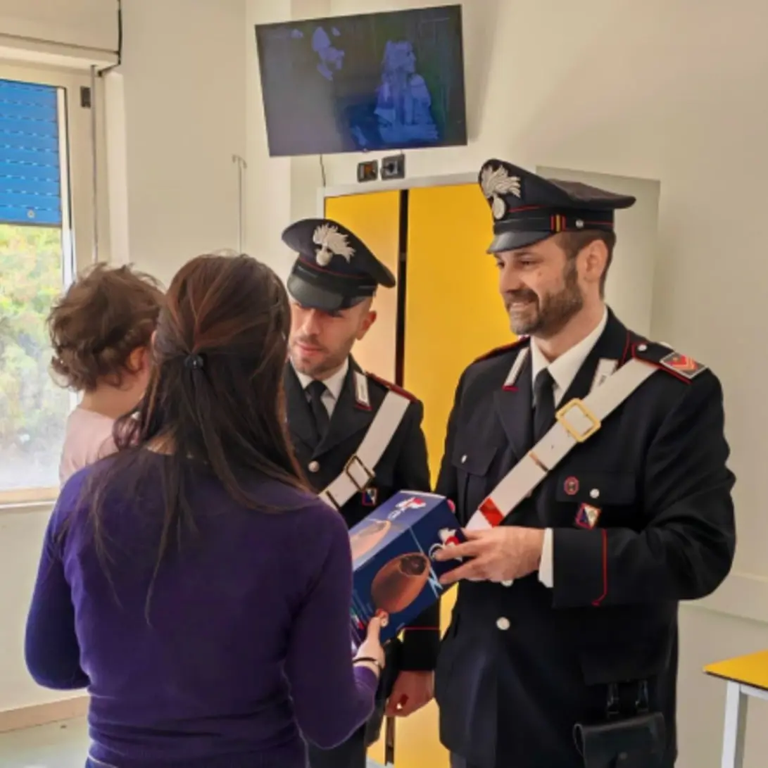 I bambini ricoverati in pediatria a Polistena ricevono doni e uova di Pasqua dai Carabinieri di Reggio