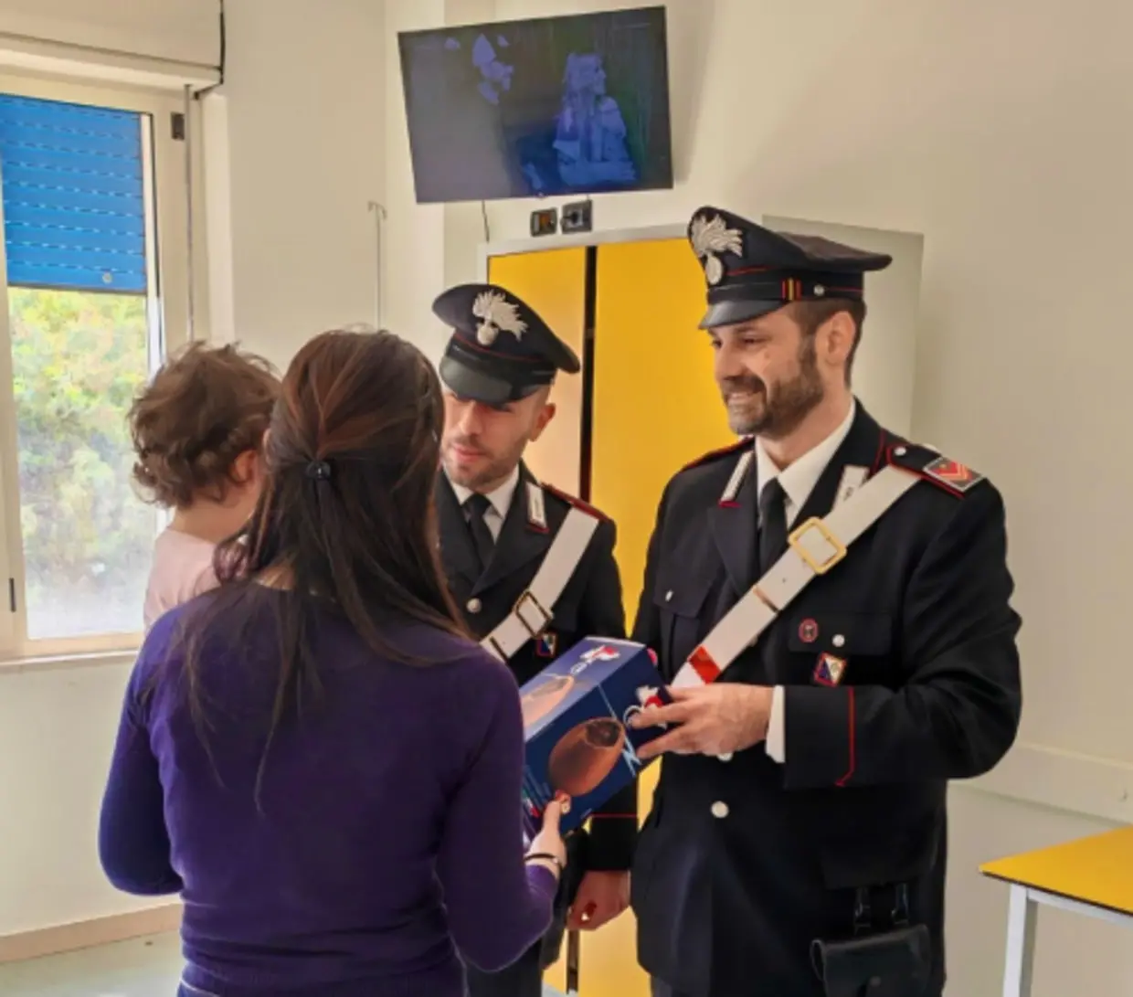 I bambini ricoverati in pediatria a Polistena ricevono doni e uova di Pasqua dai Carabinieri di Reggio