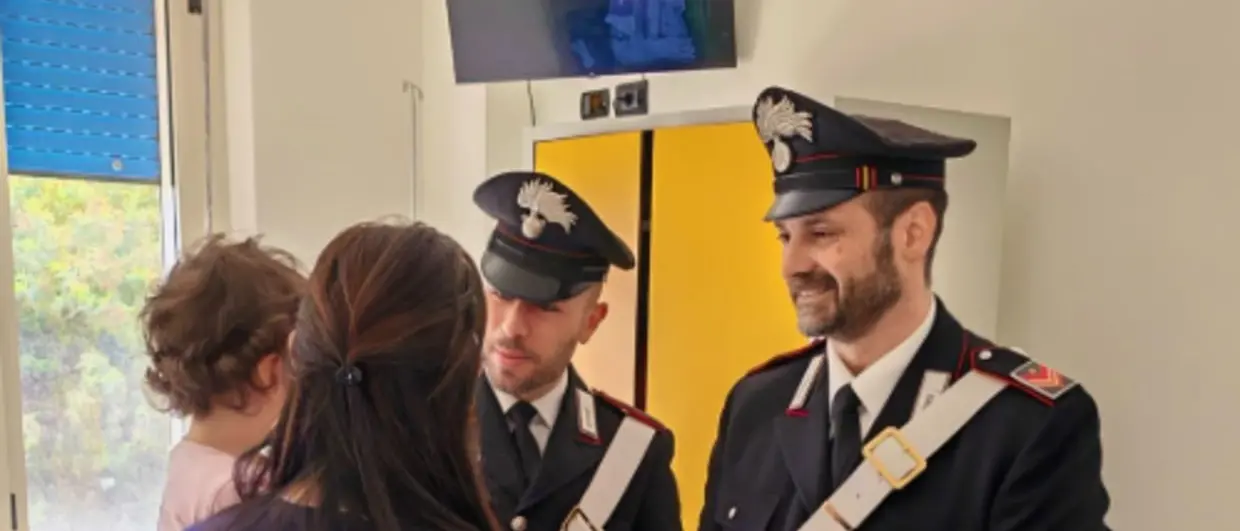 I bambini ricoverati in pediatria a Polistena ricevono doni e uova di Pasqua dai Carabinieri di Reggio
