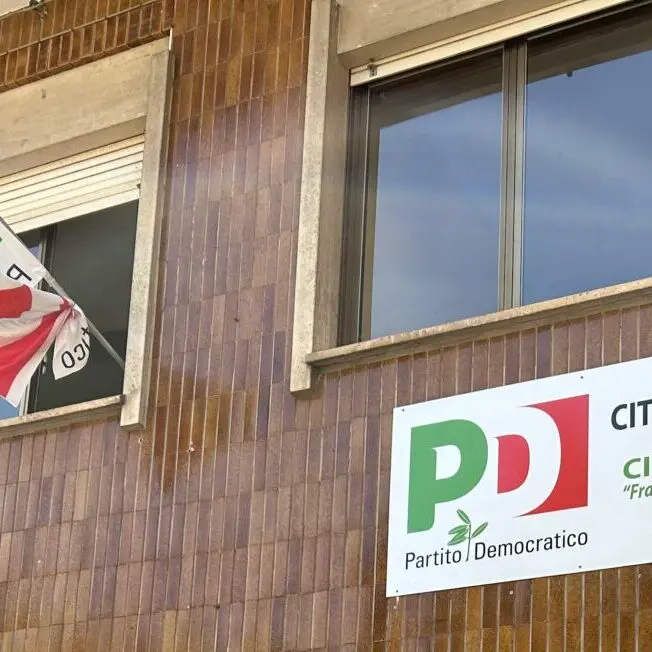Cittanova, la bandiera del PD abbrunata per la morte di Papa Francesco