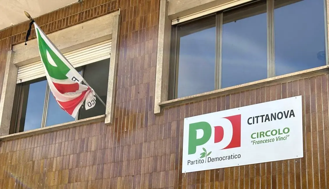 Cittanova, la bandiera del PD abbrunata per la morte di Papa Francesco