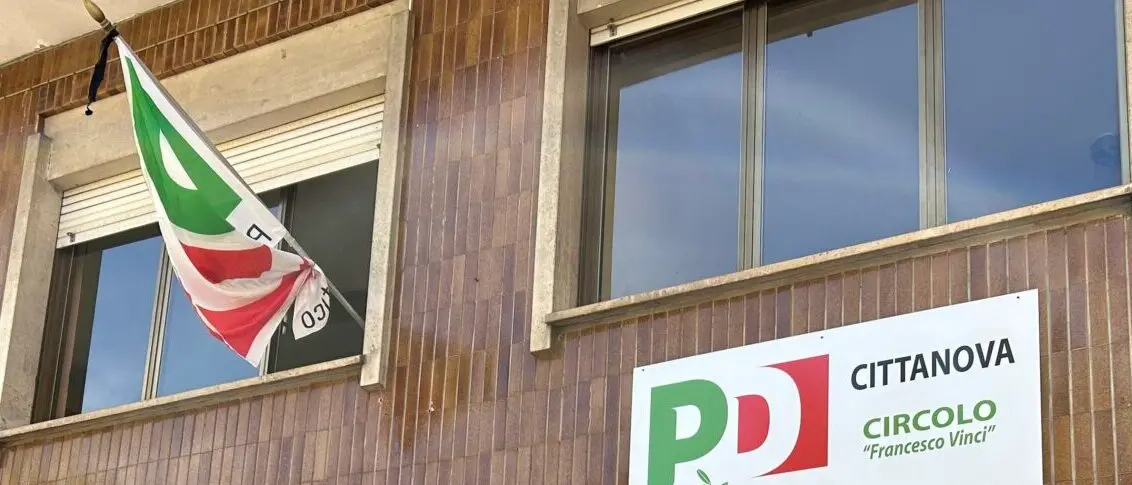 Cittanova, la bandiera del PD abbrunata per la morte di Papa Francesco