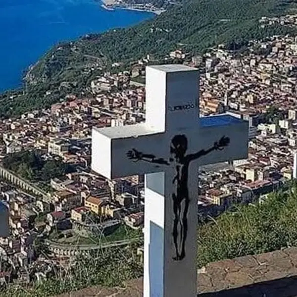Palmi, il crocifisso con il graffito del bambini verrà ritinteggiato. Il sindaco: «Senza autorizzazione non si fa nulla»