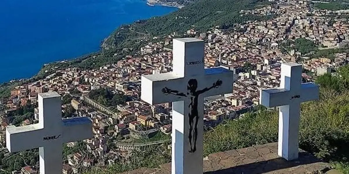 Monte Sant’Elia, petizione per salvare il graffito del bambino crocifisso: «Immagine forte contro i crimini della guerra»
