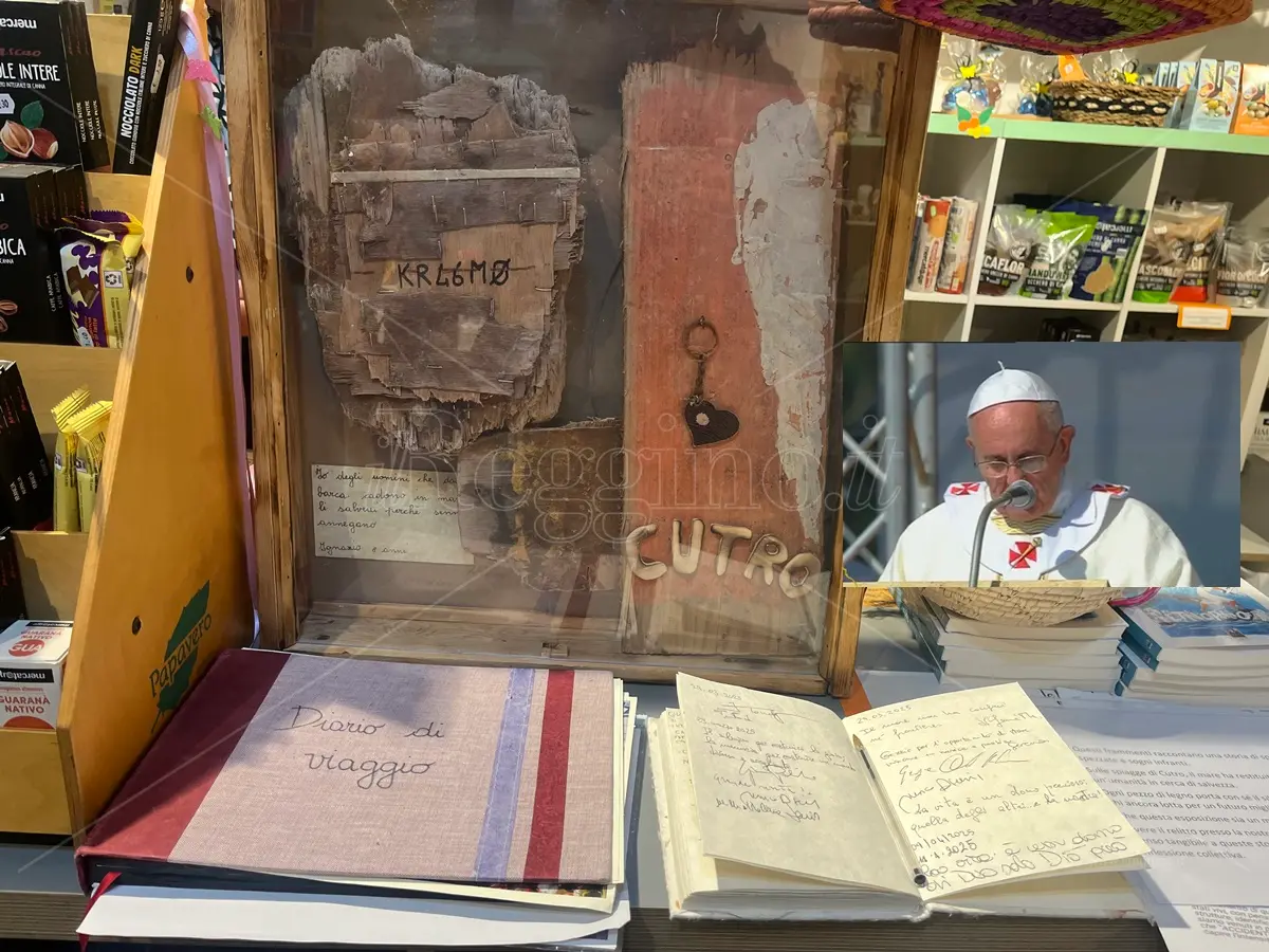 A Reggio “frammenti” del naufragio di Cutro che addolorò Papa Francesco - VIDEO