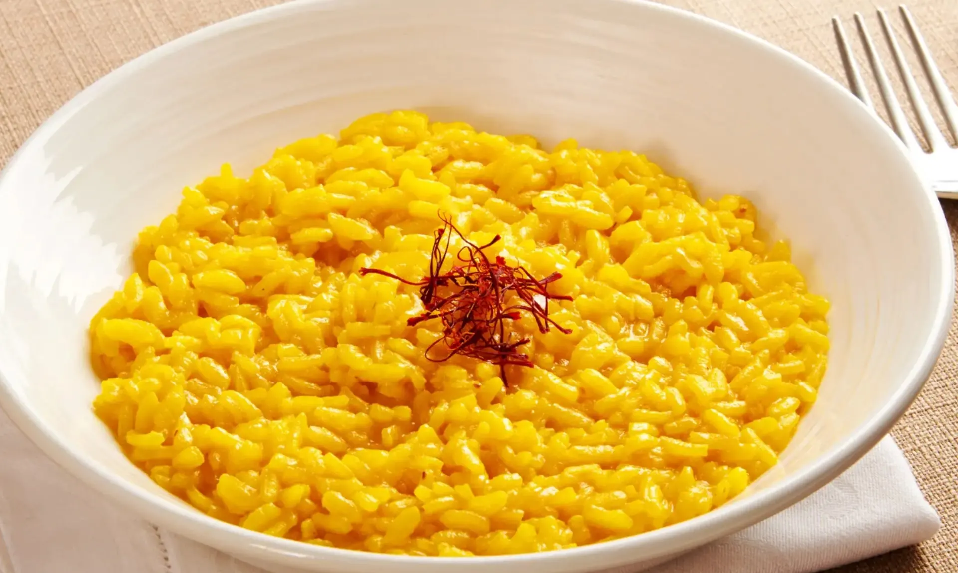 LA RICETTA DEL GIORNO | Risotto allo zafferano, un primo piatto raffinato e gustoso