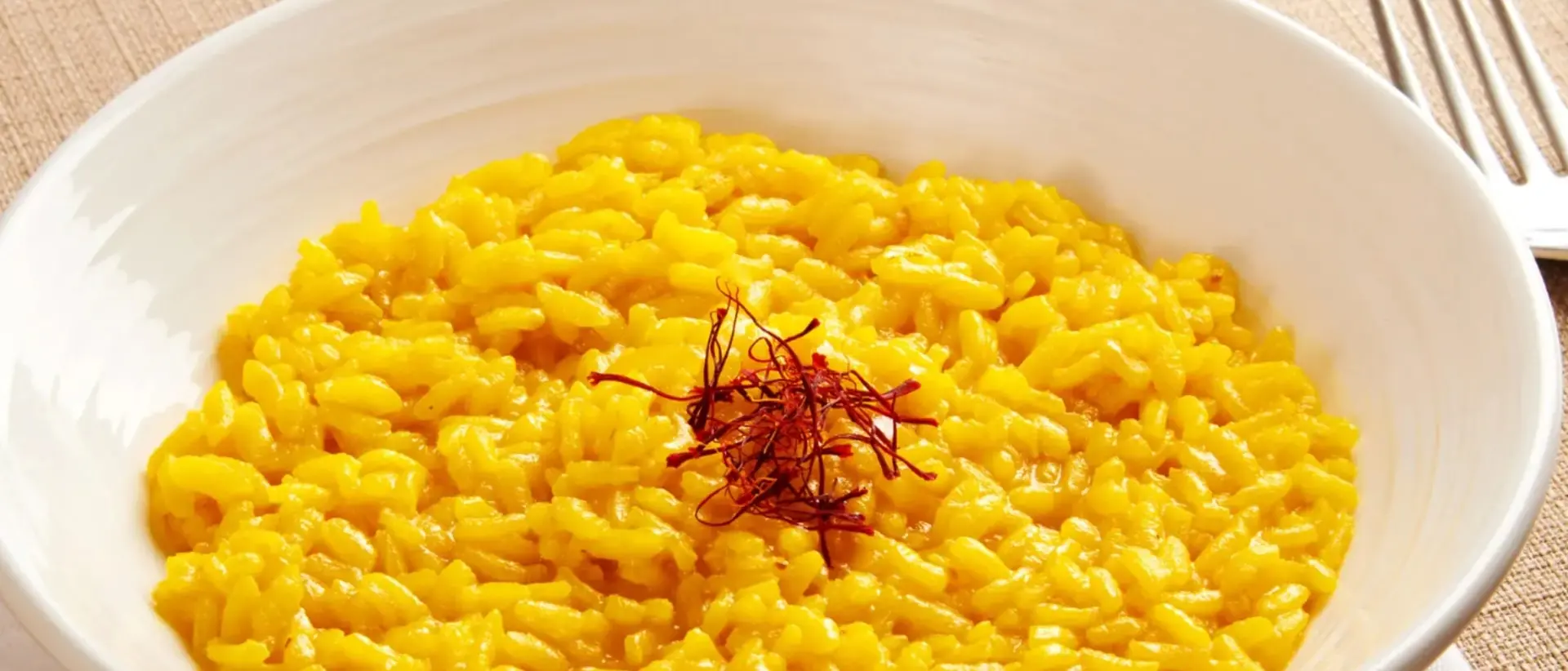 LA RICETTA DEL GIORNO | Risotto allo zafferano, un primo piatto raffinato e gustoso