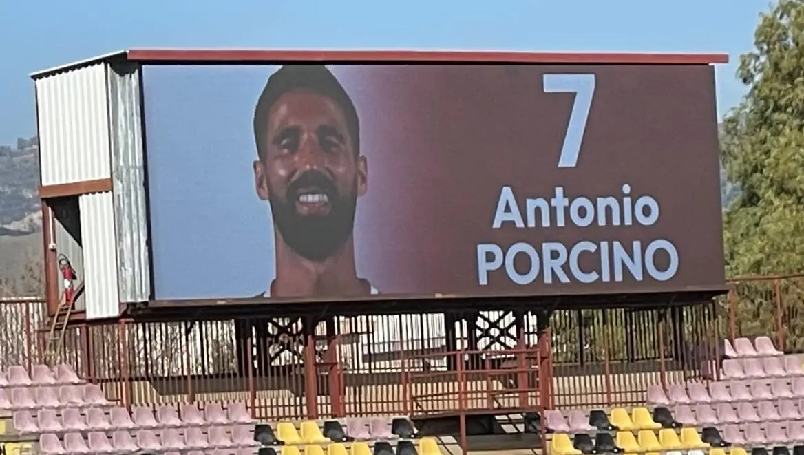 Il racconto calcistico di Toti Porcino è una dichiarazione d'amore: «Questa sarà l'ultima maglia della mia carriera»