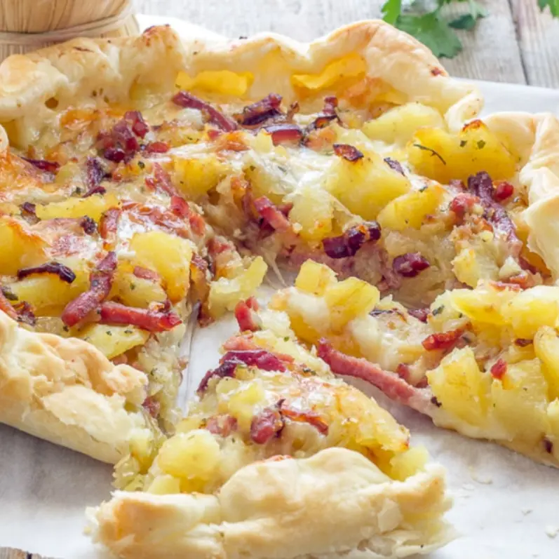 LA RICETTA DEL GIORNO | Pizza rustica speck e patate: semplice bontà pronta in un attimo