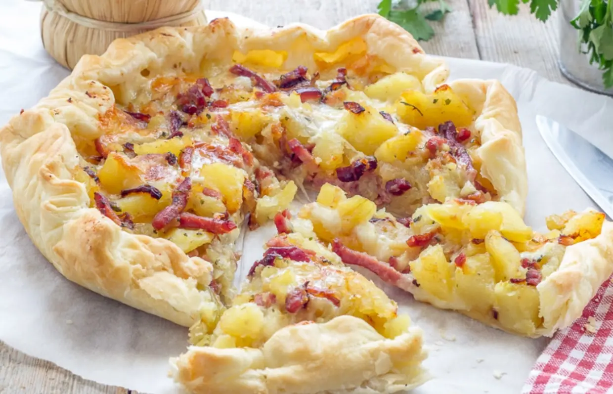 LA RICETTA DEL GIORNO | Pizza rustica speck e patate: semplice bontà pronta in un attimo