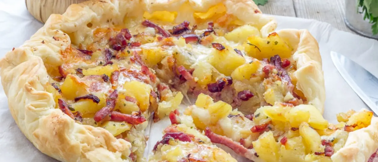 LA RICETTA DEL GIORNO | Pizza rustica speck e patate: semplice bontà pronta in un attimo