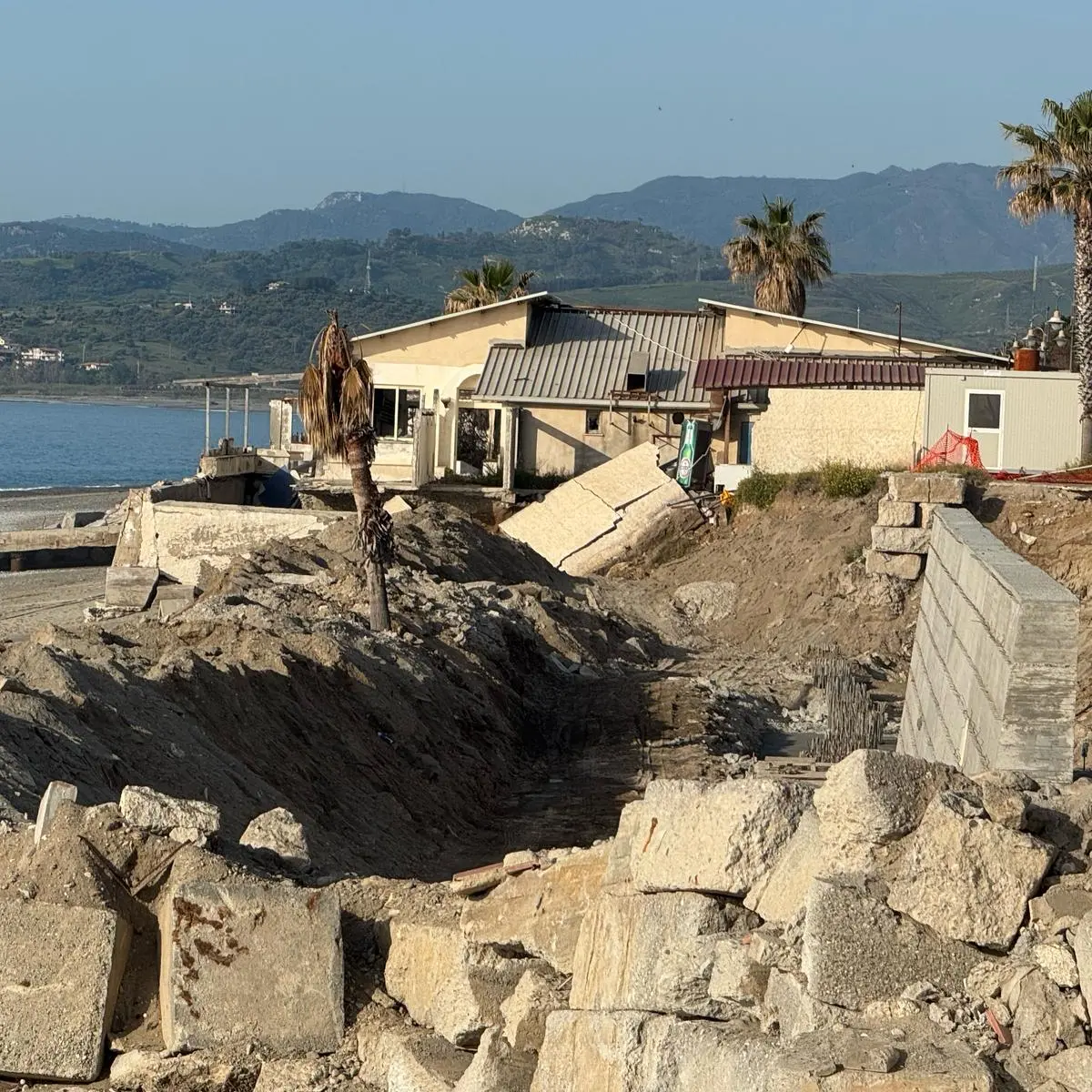 Triathlon Riviera Cristallina, Gruppo Consiliare SiAmo Bovalino: «Ad accogliere visitatori sarà uno scenario tutt’altro che decoroso»