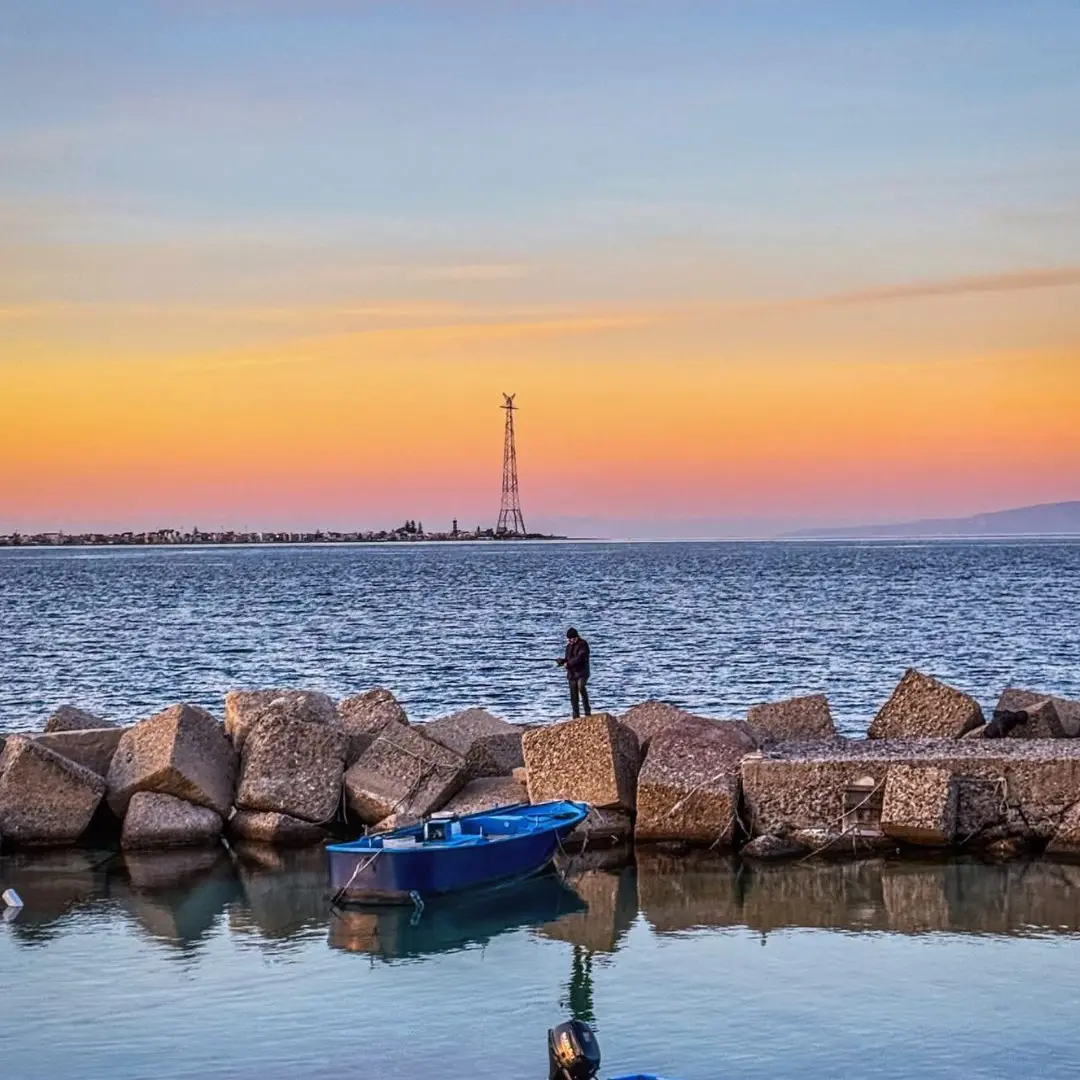 LA FOTO DEL GIORNO | Tra il mare e l’eterno, lo sguardo di chi spera ancora