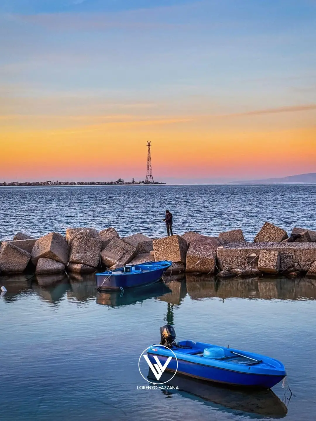 LA FOTO DEL GIORNO | Tra il mare e l’eterno, lo sguardo di chi spera ancora