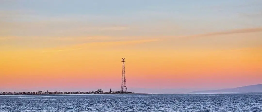LA FOTO DEL GIORNO | Tra il mare e l’eterno, lo sguardo di chi spera ancora
