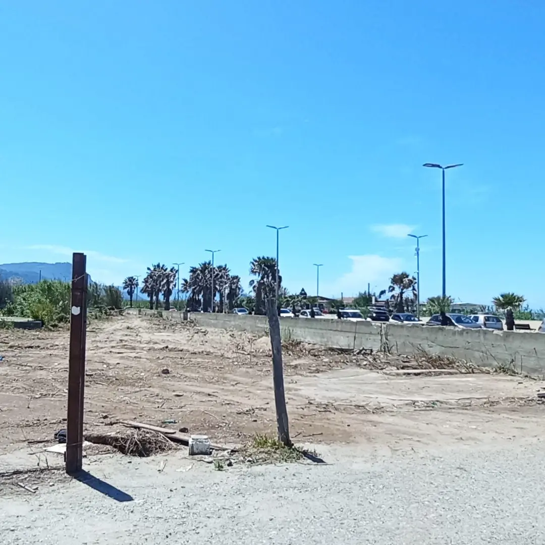 Lungomare di Gioia Tauro, bonificata un'area da tempo in stato di abbandono: «Bisogna stabilire che destinazione dargli»