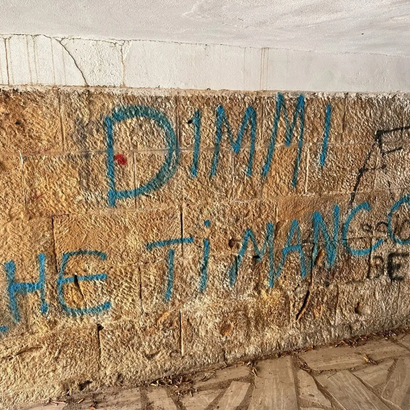 Vandali in azione a Roccella, devastata la galleria del mare - FOTO