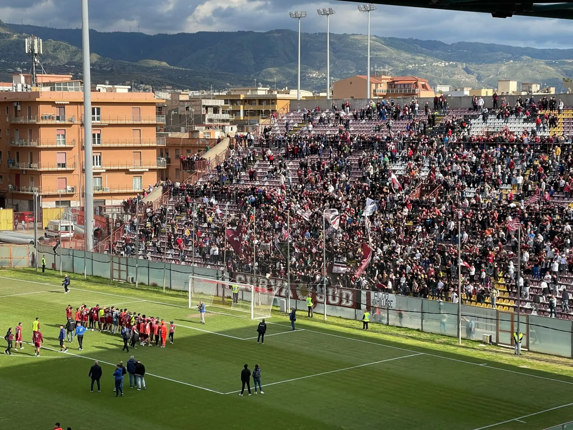 La Reggina batte il Castrumfavara 3-1 e resta a -1 dal Siracusa. Ultimi 90 minuti decisivi per la serie C