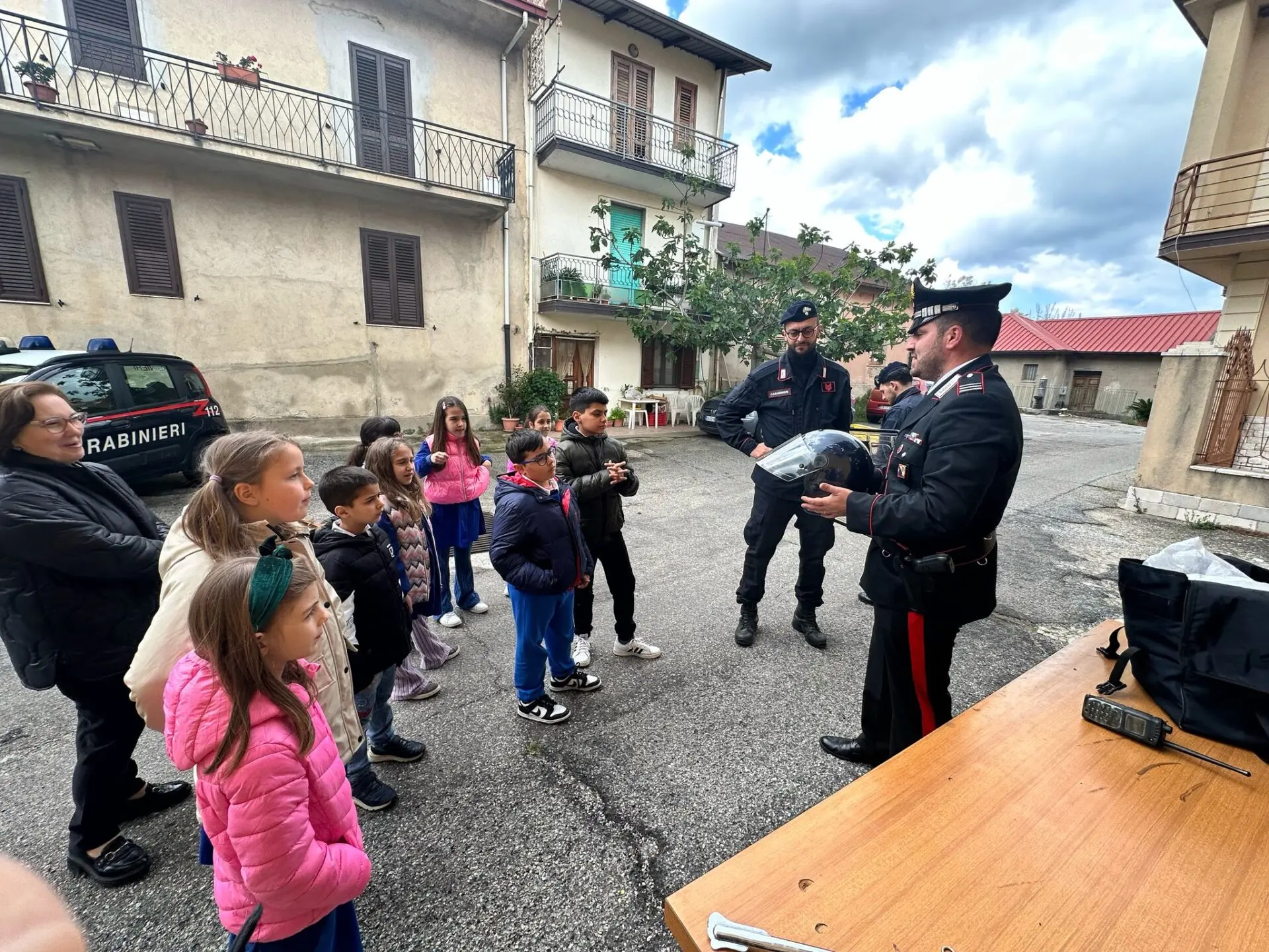 Santa Cristina d’Aspromonte, a lezione di legalità con i Carabinieri: i bambini della scuola primaria alla scoperta dell’Arma