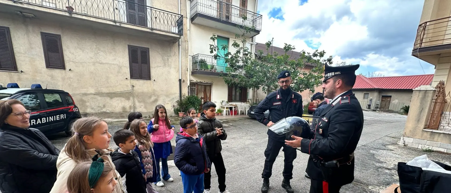 Santa Cristina d’Aspromonte, a lezione di legalità con i Carabinieri: i bambini della scuola primaria alla scoperta dell’Arma