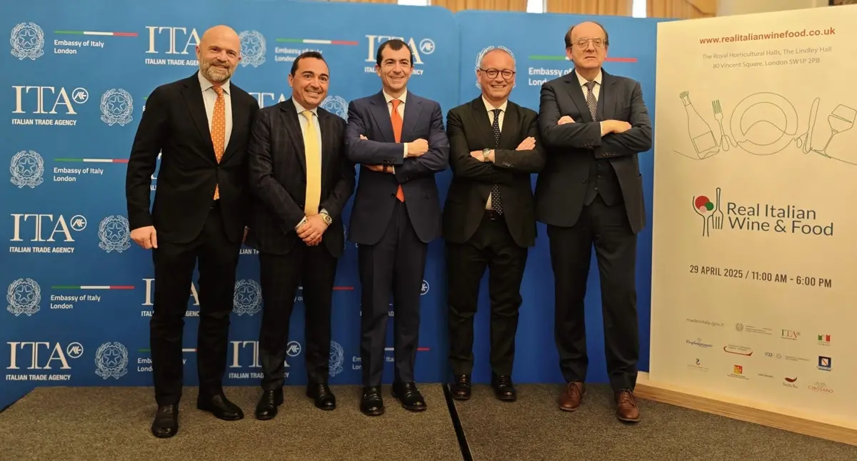 Reggio, Versace e Mantegna all'Ambasciata italiana a Londra: «Rinsaldare rapporti commerciali e promuovere le nostre eccellenze»