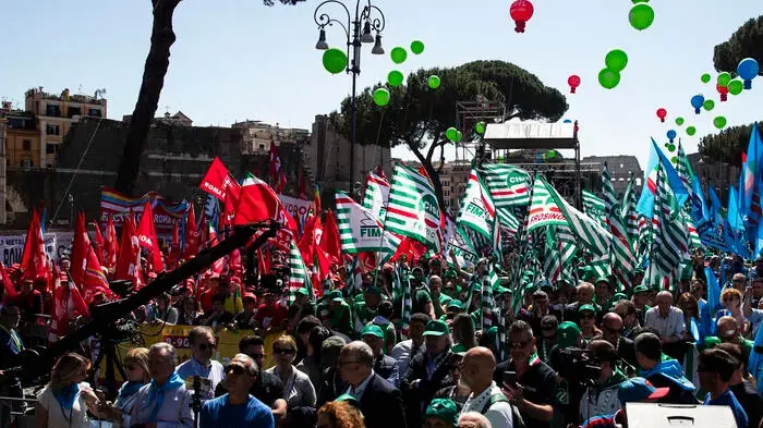 Primo maggio, sindacati in piazza «uniti per un lavoro sicuro». Meloni: «Creati oltre un milione di posti»
