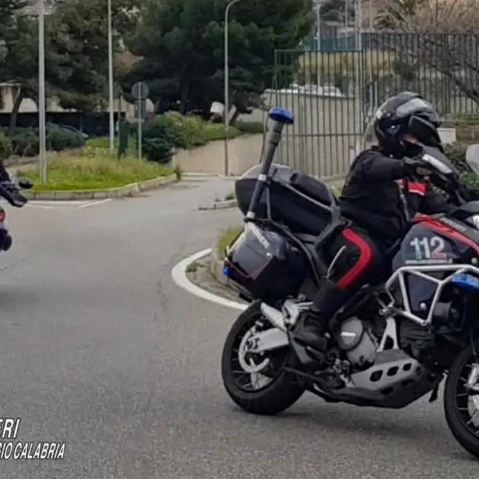 Reggio, aggredisce compagna in strada per gelosia: scattano divieto di avvicinamento e braccialetto elettronico - VIDEO