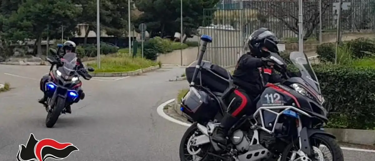 Reggio, aggredisce compagna in strada per gelosia: scattano divieto di avvicinamento e braccialetto elettronico - VIDEO