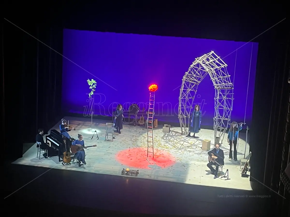 La rivoluzione d'amore di Gesù, il pianto delle tre Madri e il testamento di Tito: al Cilea di Reggio la Buona novella di De Andrè con Neri Marcorè - VIDEO