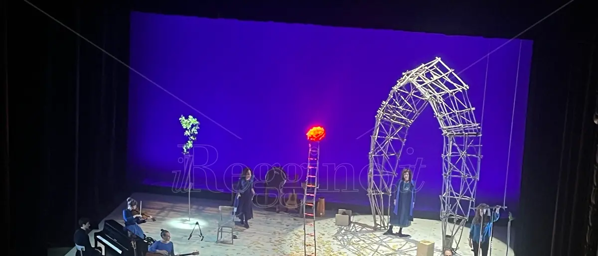 La rivoluzione d'amore di Gesù, il pianto delle tre Madri e il testamento di Tito: al Cilea di Reggio la Buona novella di De Andrè con Neri Marcorè - VIDEO