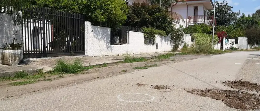 Omicidio a Lamezia Terme, padre uccide il figlio a colpi di pistola e poi si costituisce