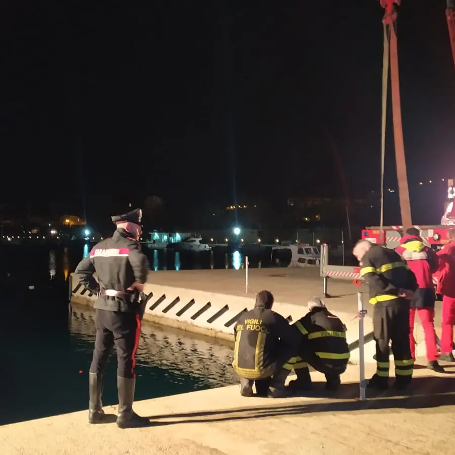 Villa S. G., auto cade in mare. Salvato un uomo