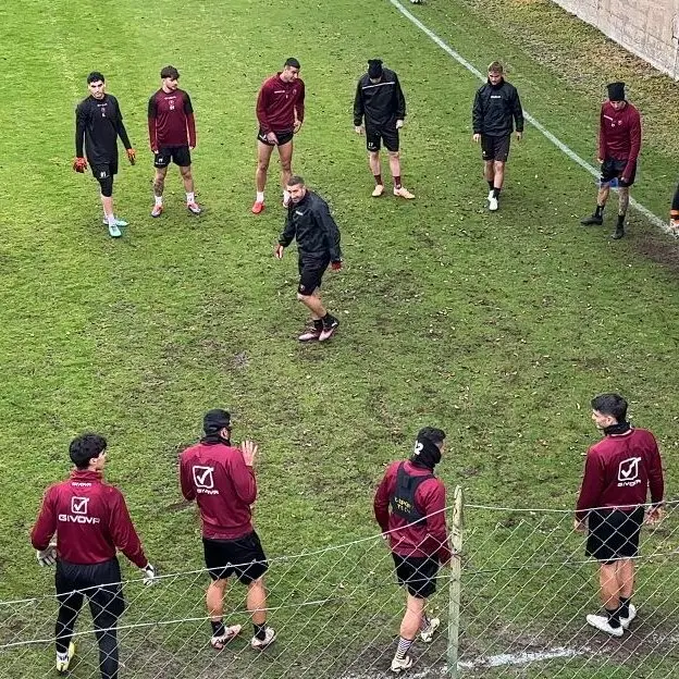 Reggina, l’ultima battaglia per un sogno chiamato Serie C: 23 convocati per San Cataldo
