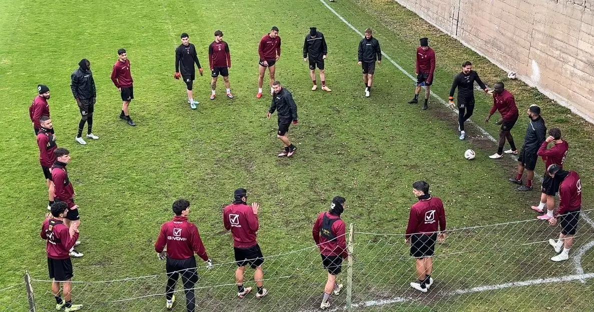 Reggina, l’ultima battaglia per un sogno chiamato Serie C: 23 convocati per San Cataldo