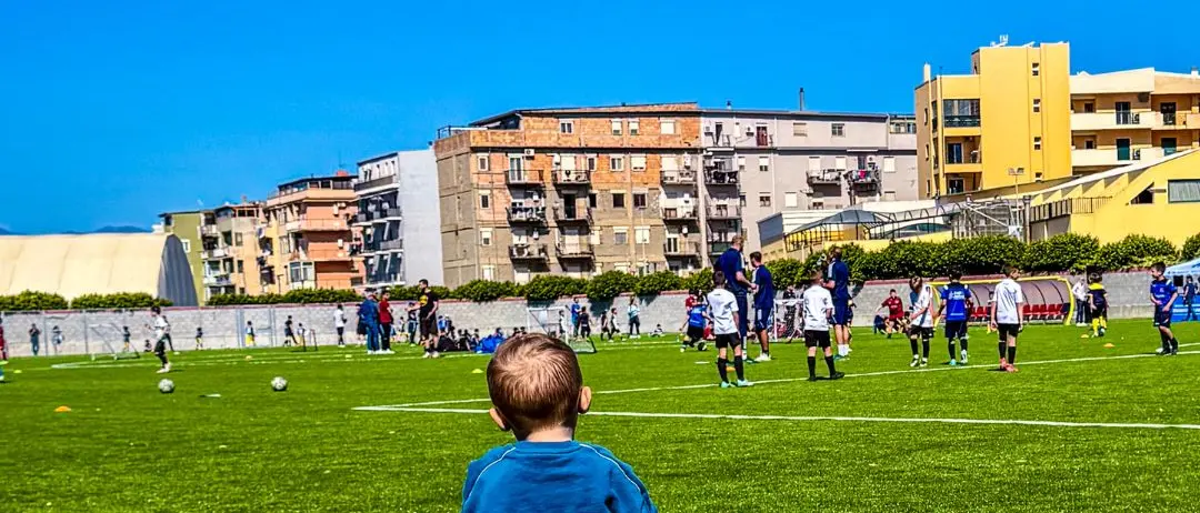 LA FOTO DEL GIORNO | Tutto comincia da qui, con un passo incerto e il mondo negli occhi