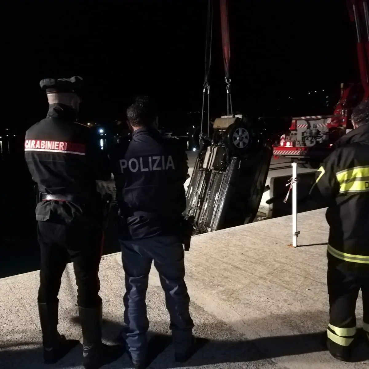 Poliziotto si tuffa in mare per salvare il collega in pensione
