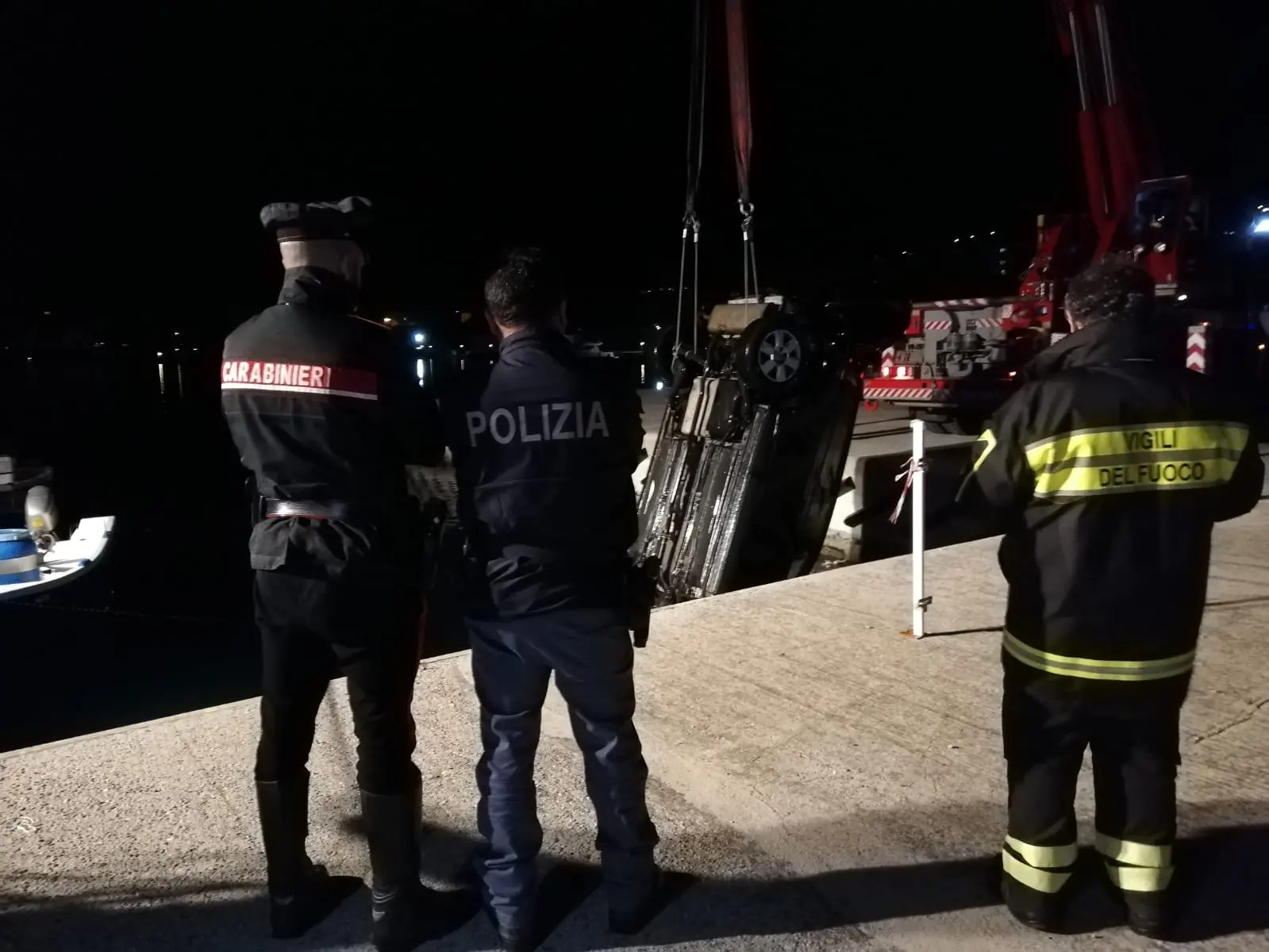 Poliziotto si tuffa in mare per salvare il collega in pensione