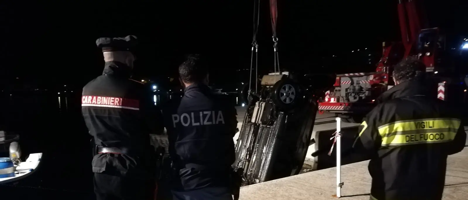 Poliziotto si tuffa in mare per salvare il collega in pensione